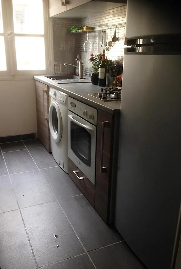 Stylish Flat With Balcony Facing South Hotell Paris Frankrike