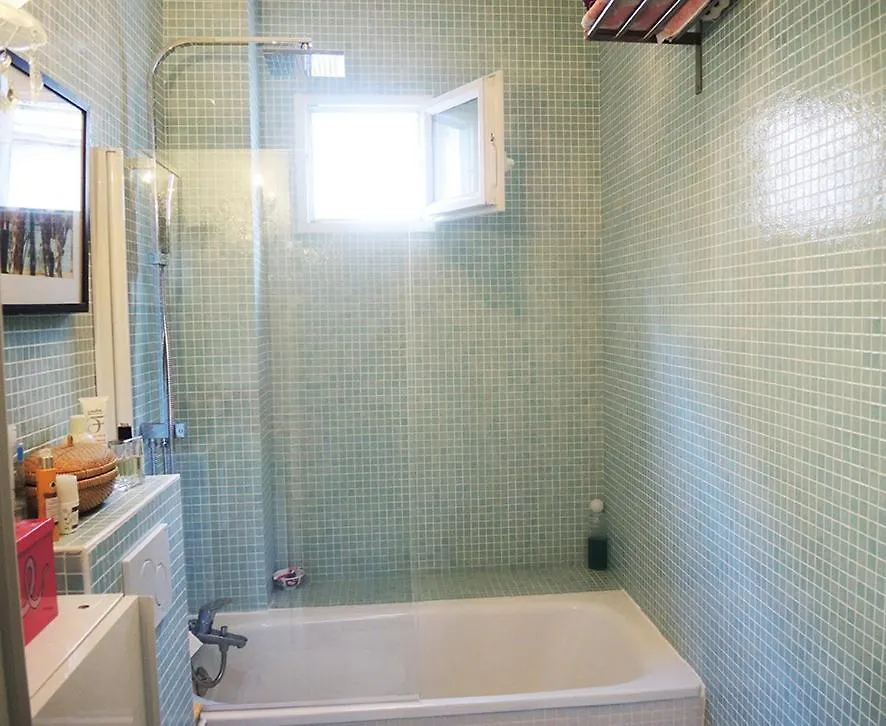 Stylish Flat With Balcony Facing South Hotell Paris Frankrike