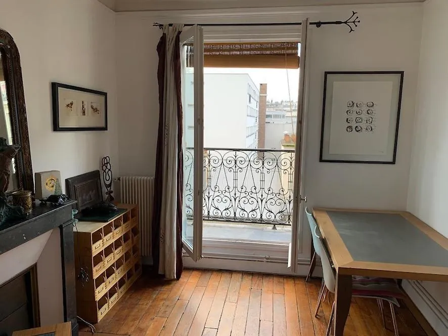 Stylish Flat With Balcony Facing South Hotell Paris Frankrike